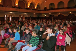 Vorstellung vor ausverkauftem Saal