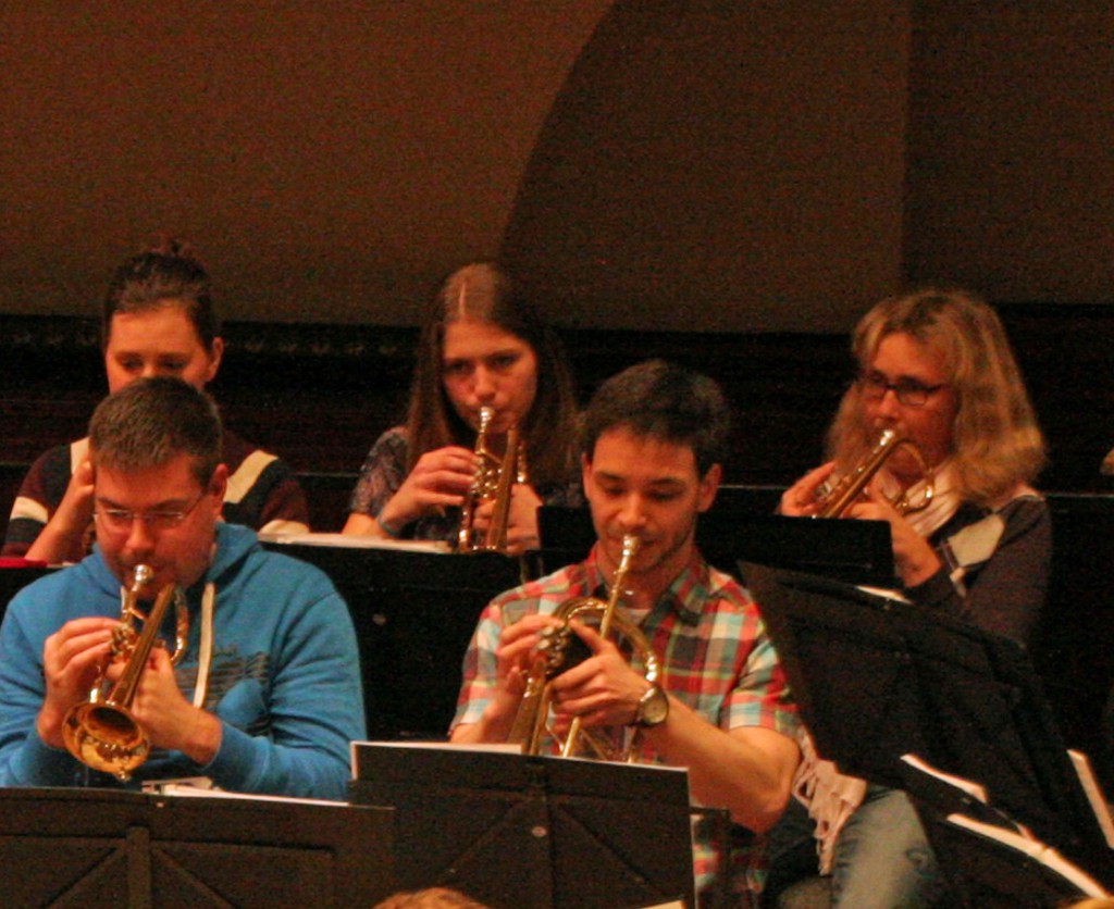 Brass Band probt Auftaktst++ck f++r Konzert Brass und Sinfonik II