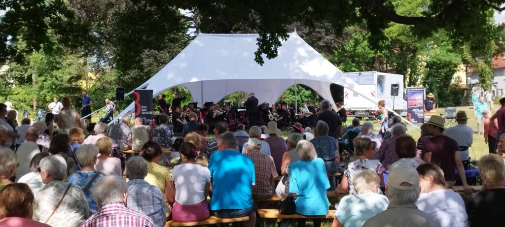 Brass Band BlechKLANG im Drackendorfer Goethe Park (Foto Ellen Hempfe)