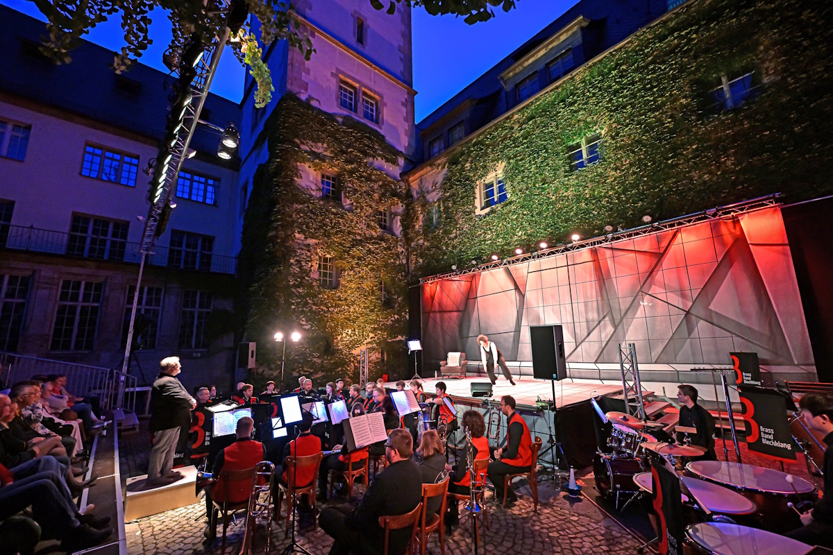 „Hofgeschichten und Blechgeflüster“ mit der BrassBand BlechKlang, am 03.07.2026 im Innenhof der Universität Jena.