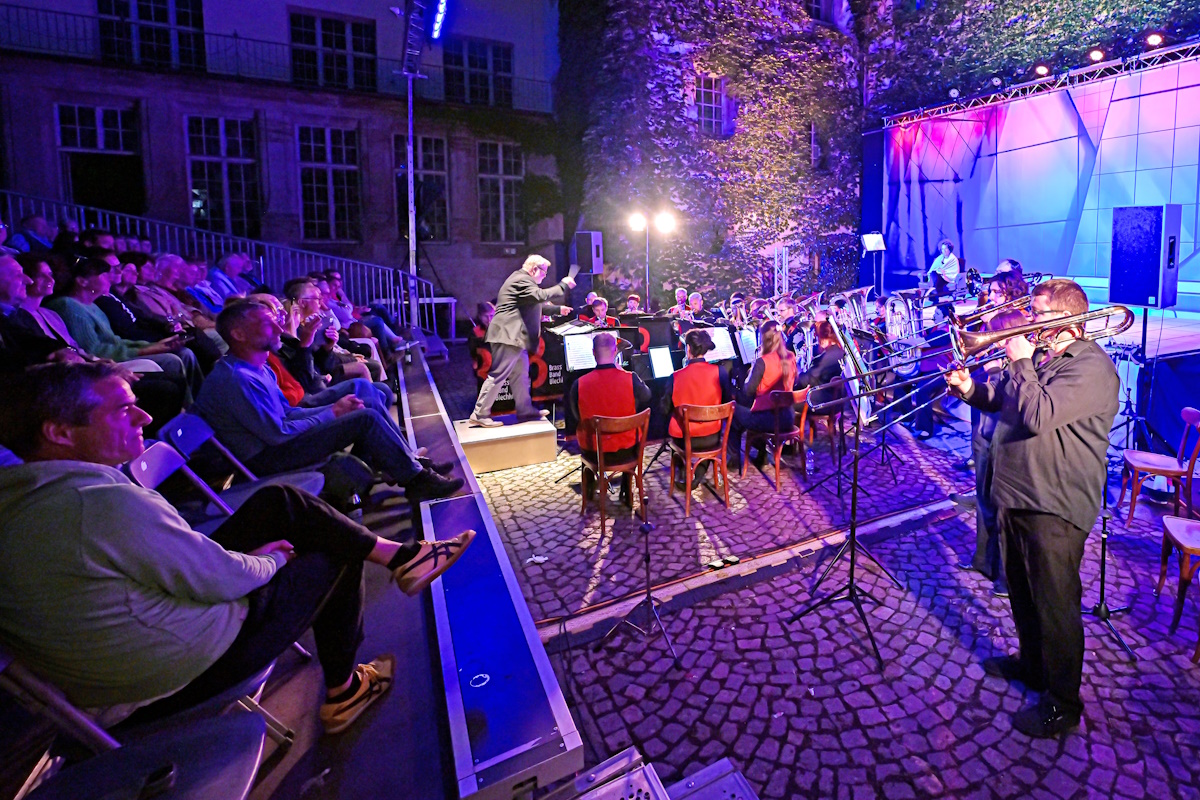 „Hofgeschichten und Blechgeflüster“ mit der BrassBand BlechKlang, am 03.07.2026 im Innenhof der Universität Jena.