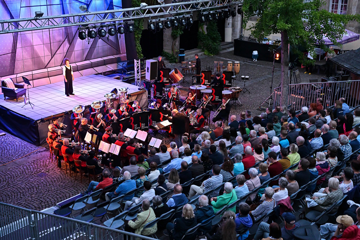 „Hofgeschichten und Blechgeflüster“ mit der BrassBand BlechKlang, am 03.07.2026 im Innenhof der Universität Jena. 
